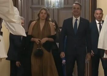 Συνοδευόμενος από την κόρη του Δάφνη, στο Προεδρικό Μέγαρο ο πρωθυπουργός Κυριάκος Μητσοτάκης