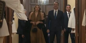 Συνοδευόμενος από την κόρη του Δάφνη, στο Προεδρικό Μέγαρο ο πρωθυπουργός Κυριάκος Μητσοτάκης