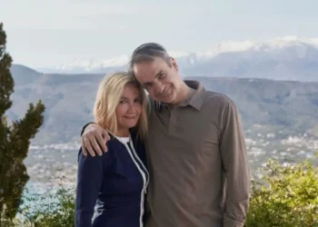 Kυριάκος Μητσοτάκης: Η τρυφερή φωτογραφία με τη σύζυγό του Μαρέβα Γκραμπόφσκι στα Χανιά και οι ευχές για το «Χριστός Ανέστη»