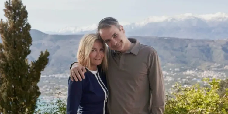 Kυριάκος Μητσοτάκης: Η τρυφερή φωτογραφία με τη σύζυγό του Μαρέβα Γκραμπόφσκι στα Χανιά και οι ευχές για το «Χριστός Ανέστη»