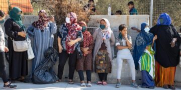 Οργανώθηκε λιθοβολισμός ανήλικης που αρνήθηκε γάμο – Τι αποκάλυψε η Ειρήνη Αγαπηδάκη για το χάος στη Μόρια