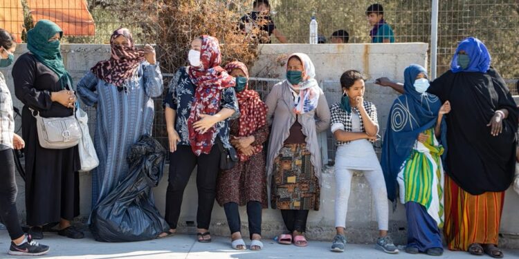 Οργανώθηκε λιθοβολισμός ανήλικης που αρνήθηκε γάμο – Τι αποκάλυψε η Ειρήνη Αγαπηδάκη για το χάος στη Μόρια