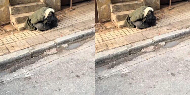 Εικόνες γροθιά στο στομάχι – Ναρκομανείς κοιμούνται οκλαδόν στο κέντρο της Αθήνας