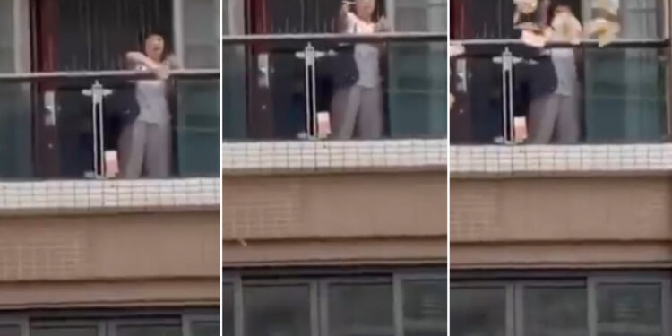 Alldaynews.gr Γυναίκα σκορπάει από το μπαλκόνι 160.000 μετά από καβγά με τον σύζυγό της – Μάζευαν τα λεφτά οι περαστικοί (video)