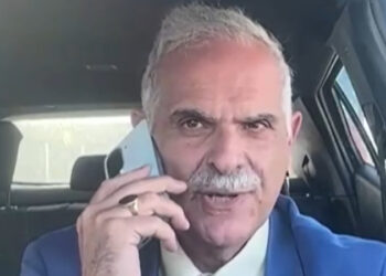 «Εσύ είσαι ο γιος του Ρουσσόπουλου;»: Άγρια επίθεση 12 κουκουλοφόρων στον γιο του γνωστού ποινικολόγου – Τον χτύπησαν με σιδηρογροθιά στο κεφάλι