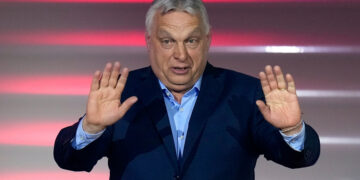 Ουγγαρία: O Βίκτορ Όρμπαν έχασε την εξουσία μετά από 16 χρόνια – Συνεχάρη τον πρώην σύμμαχό του, Πέτερ Μάγιαρ