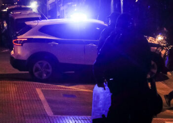 Στην Αθήνα οι αυτόκλητοι «τιμωροί παιδόφιλων»: Έστησαν παγίδα και ξυλοκόπησαν αστυνομικό (video)