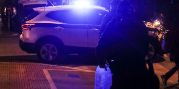 Στην Αθήνα οι αυτόκλητοι «τιμωροί παιδόφιλων»: Έστησαν παγίδα και ξυλοκόπησαν αστυνομικό (video)