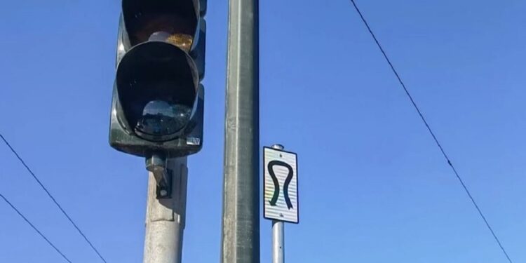 Alldaynews.gr Η νέα πινακίδα στους δρόμους: Τι να κάνετε όταν τη δείτε – Πού βρίσκεται