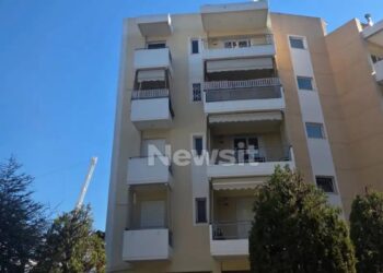 Πρωτοφανές περιστατικό: 27χρονη έπεσε δύο φορές από το μπαλκόνι 4ου ορόφου – Συνελήφθη ο σύζυγός της (video)