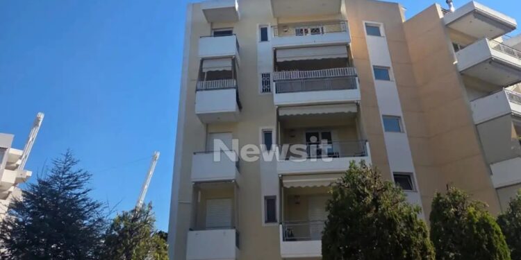 Πρωτοφανές περιστατικό: 27χρονη έπεσε δύο φορές από το μπαλκόνι 4ου ορόφου – Συνελήφθη ο σύζυγός της (video)
