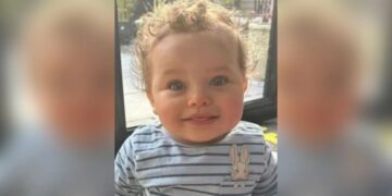 Δάσκαλος κατηγορείται ότι δολοφόνησε το βρέφος που θα υιοθετούσε με τον σύντροφό του -Φρικτή κακοποίηση, έφερε 40 τραύματα