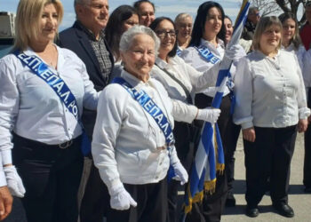 Η κυρία Σοφία στα 82 της, πηγαίνει στο ίδιο σχολείο με τον εγγονό της – «Αν σε πειράξει κανένας, γιαγιά, να μου το πεις» (video)