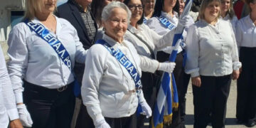 Η κυρία Σοφία στα 82 της, πηγαίνει στο ίδιο σχολείο με τον εγγονό της – «Αν σε πειράξει κανένας, γιαγιά, να μου το πεις» (video)