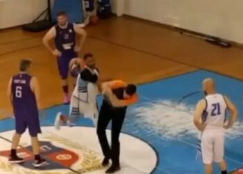 Παίκτης έριξε μπουνιά σε διαιτητή και του πέταξε την μπάλα στο κεφάλι (video)