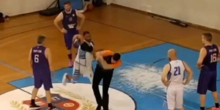 Παίκτης έριξε μπουνιά σε διαιτητή και του πέταξε την μπάλα στο κεφάλι (video)