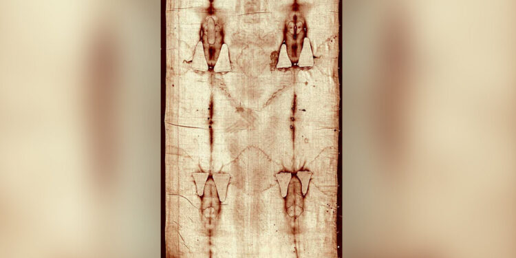 Η απόλυτη ανατροπή για την Ιερά Σινδόνη – Βρέθηκε πάνω της DNA από ζώα, ψάρια, φυτά και ανθρώπους ινδικής καταγωγής