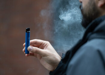 Σοκ από νέα έρευνα: Το vaping συνδέεται με καρκίνο – Τι αλλάζει τώρα