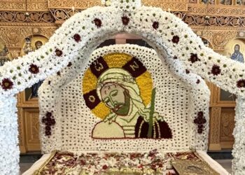 Πιστές στόλισαν Επιτάφιο επί 16 ώρες – Με χιλιάδες λουλούδια