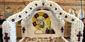 Πιστές στόλισαν Επιτάφιο επί 16 ώρες – Με χιλιάδες λουλούδια