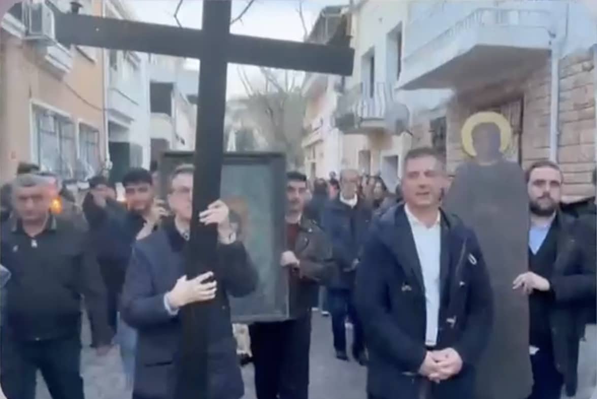 Περιφορά Επιταφίου στην Πρίγκηπο: Ο Άρης Πορτοσάλτε κράτησε τον σταυρό μπροστά στην πομπή 2 stigmiotypo othonis 2026 04 11 00.13.52