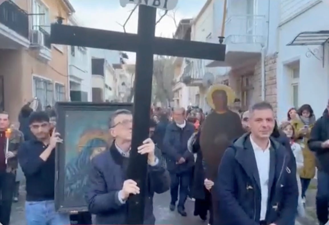 Περιφορά Επιταφίου στην Πρίγκηπο: Ο Άρης Πορτοσάλτε κράτησε τον σταυρό μπροστά στην πομπή 3 stigmiotypo othonis 2026 04 11 00.14.01