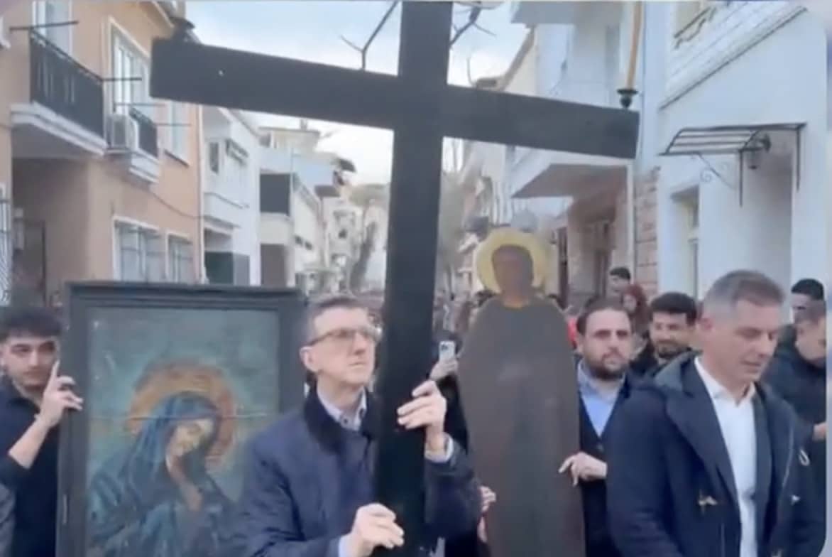 Περιφορά Επιταφίου στην Πρίγκηπο: Ο Άρης Πορτοσάλτε κράτησε τον σταυρό μπροστά στην πομπή 1 stigmiotypo othonis 2026 04 11 00.14.07