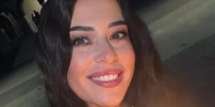 Αγνώριστη, πανέμορφη πασίγνωστη Ελληνίδα – Ανέβασε φωτογραφία για Καλό Πάσχα και όλοι ψάχνουν να βρουν ποια είναι