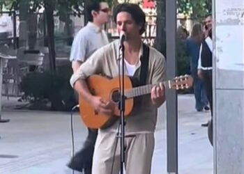 Ο Πάνος Βλάχος τραγούδησε με την κιθάρα του στην Ερμού και όλοι έμειναν άναυδοι