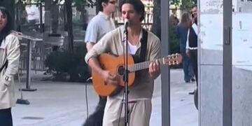 Ο Πάνος Βλάχος τραγούδησε με την κιθάρα του στην Ερμού και όλοι έμειναν άναυδοι