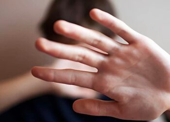 Εκτός ελέγχου καθηγητής σε γυμνάσιο: Άρπαξε μαθητή από την μπλούζα και τον πέταξε στο θρανίο γιατί τον αποκάλεσε «μπρο»