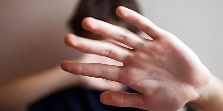 Εκτός ελέγχου καθηγητής σε γυμνάσιο: Άρπαξε μαθητή από την μπλούζα και τον πέταξε στο θρανίο γιατί τον αποκάλεσε «μπρο»