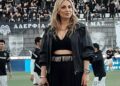 Ποια είναι η γυναίκα που έγινε η «λύρα» της Κρήτης και «άλωσε» την εξέδρα του ΟΦΗ