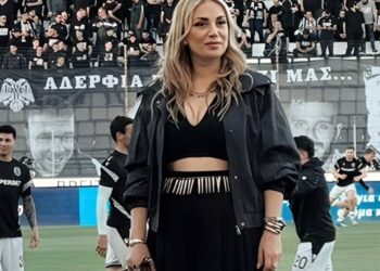 Ποια είναι η γυναίκα που έγινε η «λύρα» της Κρήτης και «άλωσε» την εξέδρα του ΟΦΗ