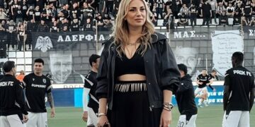 Ποια είναι η γυναίκα που έγινε η «λύρα» της Κρήτης και «άλωσε» την εξέδρα του ΟΦΗ