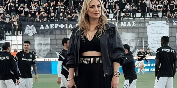 Ποια είναι η γυναίκα που έγινε η «λύρα» της Κρήτης και «άλωσε» την εξέδρα του ΟΦΗ