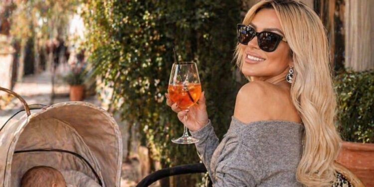 Βγήκε έξω ασαράντιστη η Καινούργιου: Που πήγε για ποτό τρεις εβδομάδες μετά τη γέννα;