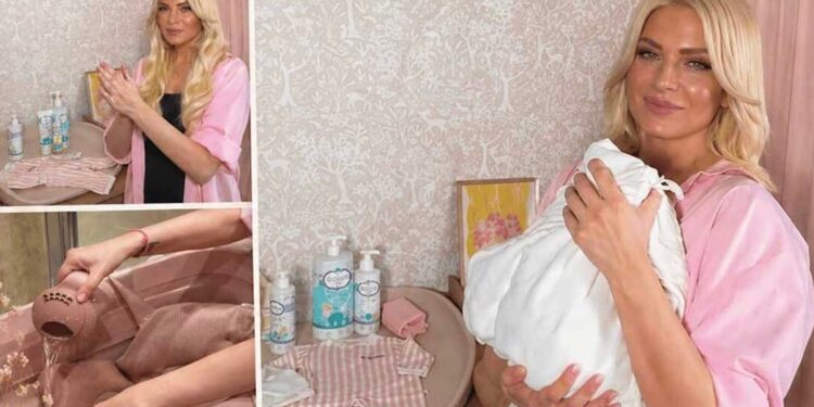 Κατερίνα Καινούργιου: Δείτε βίντεο να κάνει μπάνιο τη μικρή Ξένια – Αδυνατισμένη και ευτυχισμένη μάνα με μαλλί κομμωτηρίου