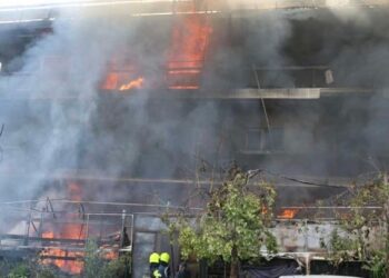 Μεγάλη φωτιά σε κατάστημα ανταλλακτικών στο Ίλιον – Επεκτάθηκε και σε διαμερίσματα