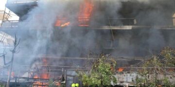 Μεγάλη φωτιά σε κατάστημα ανταλλακτικών στο Ίλιον – Επεκτάθηκε και σε διαμερίσματα