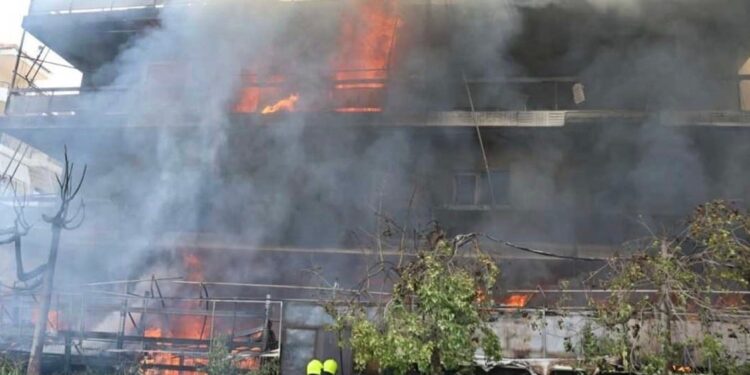 Μεγάλη φωτιά σε κατάστημα ανταλλακτικών στο Ίλιον – Επεκτάθηκε και σε διαμερίσματα