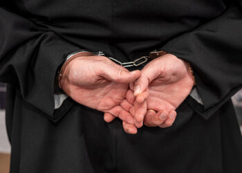 Ιερέας συνελήφθη λίγο πριν το «Χριστός Ανέστη» – Τον κατήγγειλε η παπαδιά: «Κλέβει αυγά από τις κότες»