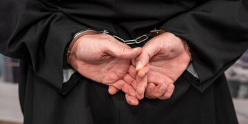 Ιερέας συνελήφθη λίγο πριν το «Χριστός Ανέστη» – Τον κατήγγειλε η παπαδιά: «Κλέβει αυγά από τις κότες»