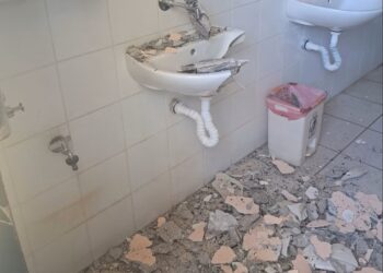 Ταβάνι έπεσε στις τουαλέτες σχολείου λίγο πριν πριν το μάθημα – Τι καταγγέλλουν γονείς και μηχανικοί