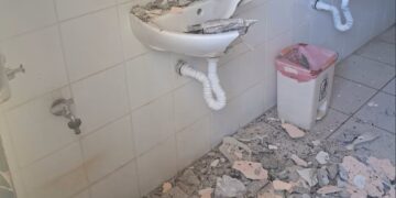Ταβάνι έπεσε στις τουαλέτες σχολείου λίγο πριν πριν το μάθημα – Τι καταγγέλλουν γονείς και μηχανικοί