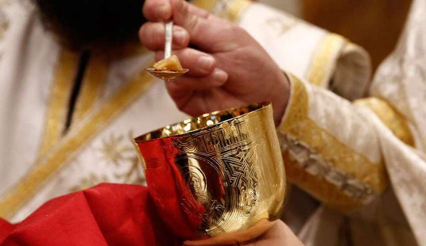 Μπορώ να κοινωνήσω το βράδυ Της Ανάστασης, χωρίς νηστεία και εξομολόγηση; 1 theia koinwnia 3 850x491 1