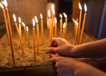 Πούλαγα κεριά έξω από την εκκλησία για να ζήσω τα παιδιά μου. Σήμερα έχω πασίγνωστη επιχείρηση – Η ιστορία της Νεκταρίας