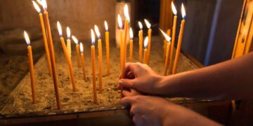 Πούλαγα κεριά έξω από την εκκλησία για να ζήσω τα παιδιά μου. Σήμερα έχω πασίγνωστη επιχείρηση – Η ιστορία της Νεκταρίας