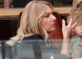 Τίνα Μεσσαροπούλου: Σε κακή ψυχολογική κατάσταση έξω από την ΜΕΘ του Μυλωνάκη – Οι αντιδράσεις της