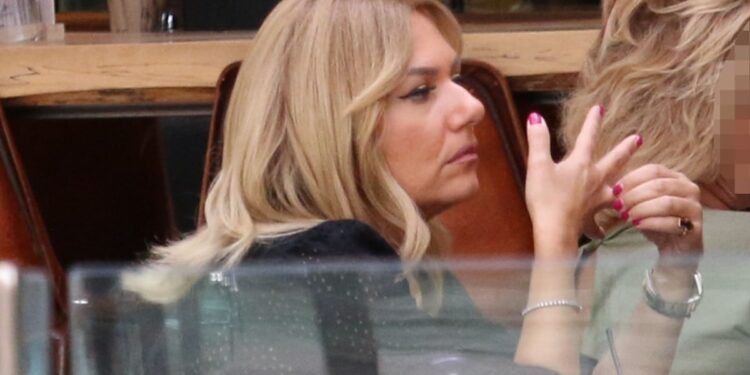 Alldaynews.gr Τίνα Μεσσαροπούλου: Σε κακή ψυχολογική κατάσταση έξω από την ΜΕΘ του Μυλωνάκη – Οι αντιδράσεις της